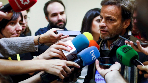 El nuevo presidente del grupo Unidas Podemos en el Congreso, Jaume Asens, hace declaraciones a los medios de comunicación en el Congreso de los Diputados en Madrid. EFE/ David Fernández