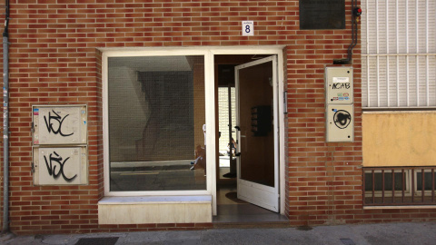 Vista del portal del edificio en la calle Alegría de Zaragoza en el que este lunes 31 de mayo de 2022 fue asesinada una mujer con arma blanca.