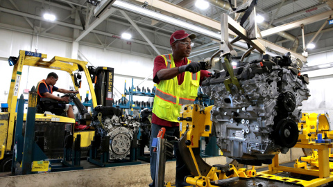 Un trabajador en la linea de montaje del motor V6, usado en una variedad de automóviles, camiones y crossovers de General Motors, en la planta de la localidad de Romulus (Michigan, EEUU). REUTERS/Rebecca Cook