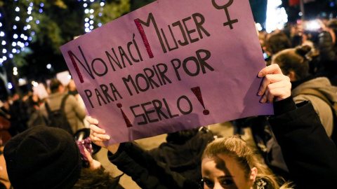 Una mujer ssotiene una pancarta en la que se lee 'No nací mujer para morir por serlo', en la manifestación en Madrid con motivo del Día Internacional para la Eliminación de la Violencia contra las Mujeres, en Madrid a 25 de noviembre de 2019.