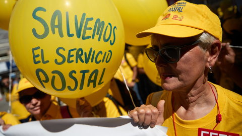 Trabajadores de la empresa postal Correos durante la protesta llevada a cabo este miércoles en Madrid, con motivo de la huelga convocada por los sindicatos.