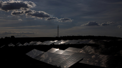 El sol se refleja en un parque de energía solar en Saelices, España.