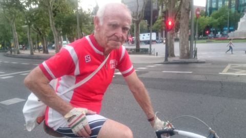 Basilio, ciclista de 82 años, enfundado en su maillot rojo. / HENRIQUE MARIÑO