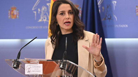 Inés Arrimadas explica en el Congreso de los Diputados su reunión con Pedro Sánchez. (FERNANDO VILLAR | EFE)