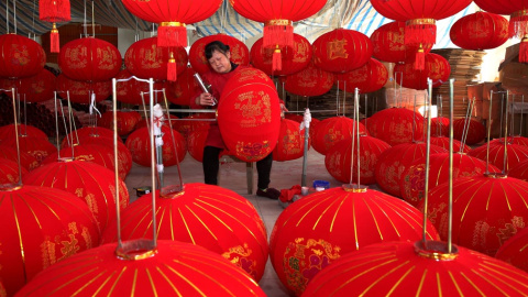 Una aldeana fabrica farolillos rojos en un taller en Anqing, en la provincia de Anhui (China). REUTERS