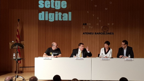 Quico Sallés, Jaume Alonso-Cuevilas, Ruth Sala i Nacho Amadoz, en el col·loqui 'Estat de setge digital' a l'Ateneu Barcelonès, en què també ha participat el conseller Joan Puigneró.