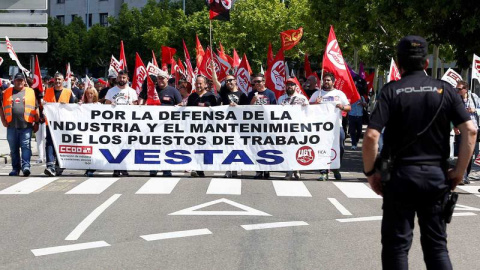 Centenares de personas reclaman la continuidad de la planta de Vestas en León. EFE/J.Casares