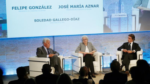 Los expresidentes del Gobierno Felipe González (i) y José María Aznar, junto a la presidenta de El País, Soledad Gallego-Díaz, durante un acto sobre el 40 aniversario de la Constitución organizado por El País y la Cadena SER. EFE/ J.P.Gandul