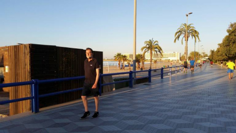 El expresidente Rajoy, durante sus ejercicios matutinos en la playa del Postiguet de Alicante./EFE