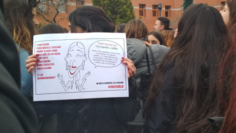 Una alumna de la URJC sostiene una pequeña pancarta donde denuncia que no es solo de Cifuentes la responsabilidad del fraude de su máster, en la concentración de abril en el campus de Vicálvaro. | Teresa Corral