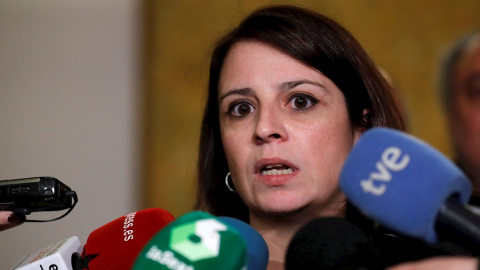 3/1/2020.- La vicesecretaria general del PSOE y portavoz del Grupo Socialista en el Congreso, Adriana Lastra, contesta  a las preguntas de los periodistas. / EFE