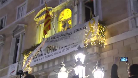 Asamblea Nacional retira la bandera de EspaÃ±a de la Generalitat y la vuelve a poner pasados 20 minutos