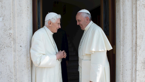 El Papa Francisoc y el Papa Emérito Benedicto XVI, en una fotografía de archivo de junio de 2015. - EFE