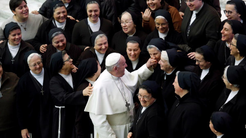 El papa Francisco rodeado de monjas en la habitual audiencia general de los miércoles en el Vaticano.. REUTERS/Remo Casilli