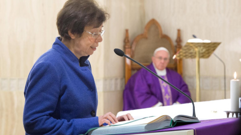 Imagen de archivo de la italiana Francesca Di Giovanni, en un acto en el vaticano con el papa Francisco en diciembre de 2013. REUTERS