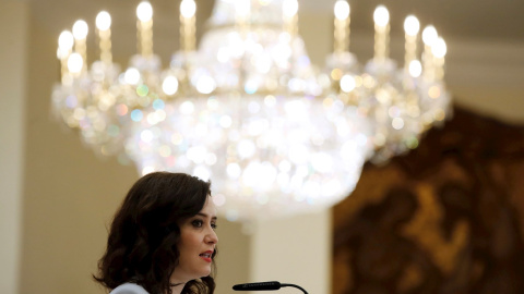 16/01/2020.- La presidenta de la Comunidad de Madrid, Isabel Díaz Ayuso intervienen en un desayuno informativo para hacer balance de sus primeros meses al frente de la Comunidad celebrado este jueves 16 de enero en Madrid. EFE/ Juan Carlos Hidalgo