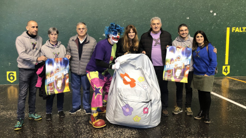 El payaso Porrotx junto a integrantes de Sare durante la presentación del acto que tendrá lugar el domingo en Donostia. SARE