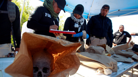 Forenses registran los restos óseos encontrados durante una búsqueda de tumbas clandestinas en México. / REUTERS - JOSE LUIS GONZALEZ