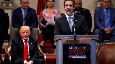 El exabogado de Donald Trump, Michael Cohen, junto al presidente de EEUU durante un acto de la campaña electoral en Ohio. / Reuters