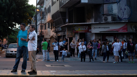 Gente en las calles de Caracas tras el terremoto. REUTERS