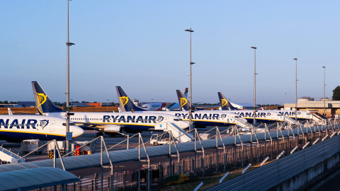 Aviones de la aerolínea Ryanair, estacionados en el aeropuerto Charleroi de Bruselas, durante la huelga de trabajadores de la compañía de bajo coste. REUTERS/Yves Herman