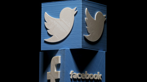 Logos de Facebook y Twitter. REUTERS/Dado Ruvic