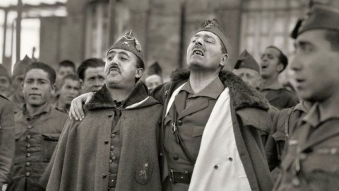 Franco y Millán Astray abrazados, 1926.  BARTOLOMÉ ROS