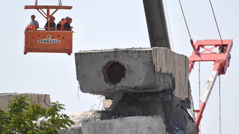 EPA8524. GÉNOVA (ITALIA), 21/08/2018.- Operarios y expertos evalúan los restos del puente Morandi, que se derrumbó el pasado 14 de agosto, en Génova (Italia) hoy, 21 de agosto del 2018, en un accidente en el que murieron 43 personas. El ingeniero Ricc