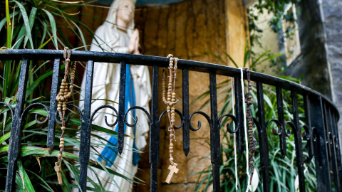 (5/4/2020) Rosarios ofrecidos a la Virgen en el interior de una Iglesia Católica (ARCHIVO).