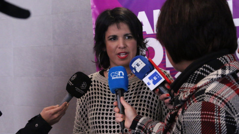 Teresa Rodríguez atiende a la prensa antes de que comience la conferencia Horizonte 2023.