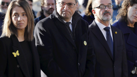 El presidente de la Generalitat, Quim Torra, acompañado, entre otros, por el conseller de Acción Exterior, Alfred Bosch, y la consellera de Presidencia, Meritxell Budó. - EFE