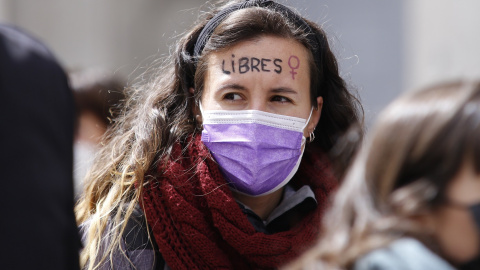 24/05/2022-Una chica, con la palabra 'Libres' escrita en la frente y con mascarilla morada, durante una manifestación por la defensa de los derechos de las mujeres, a 2 de abril, en Valladolid, Castilla y León