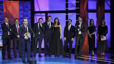 11/01/2020.- El equipo de "La trinchera infinita" recibe el galardón a la Mejor Película, durante la gala de los Premios Forqué celebrada esta noche en el Palacio Municipal de Ifema, en Madrid. EFE/Javier Lizón