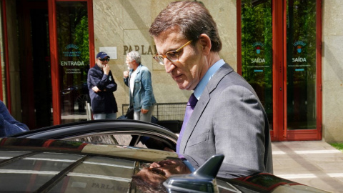 El presidente del PP, Alberto Núñez Feijóo, se sube a un coche a su salida del Parlamento gallego, a 24 de mayo de 2022, en Santiago de Compostela.