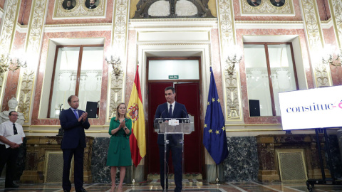 El presidente del Gobierno, Pedro Sánchez, la presidenta del Congreso, Ana Pastor, y el presidente del Senado, Pío García Escudero, en el Salón de los Pasos Perdidos durante la presentación de los actos conmemorativos del cuarenta aniversario de la C