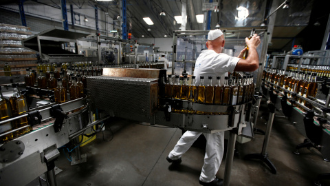 Un trabajador en una planta de envasado de aceite de oliva en la localidad sevillana de Dos Hermanas. REUTERS/Marcelo del Pozo