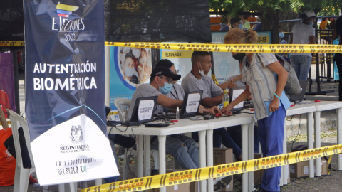 Colombianos residentes en Venezuela votan en el lado colombiano del Puente Internacional Simón Bolívar, este 23 de mayo, en la frontera con Venezuela en Cúcuta (Colombia)