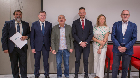 E-D: Francisco Caamaño (Osur); Àngel Simón (Agbar); José María Álvarez (UGT); Felipe Campos (Aigües de Barcelona); Natàlia Peiró (Càritas) i Antoni Bruel (Creu Roja)