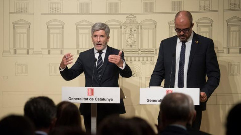 El ministre de l'Interior, Fernando Grande-Marlaska, i el conseller d'Interior de la Generalitat de Cataluny, Miquel Buch, durante la roda de premsa que han ofert després de la reunió de la Junta de Seguretat de Catalunya. EFE/Marta Pérez