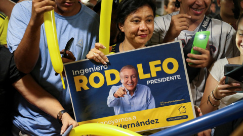 Una simpatizante de la formación de centro-derecha Liga de Gobernantes Anticorrupción, Rodolfo Hernandez, sostiene un cartel del candidato en las elecciones de este domingo en Colombia. REUTERS/Stringer