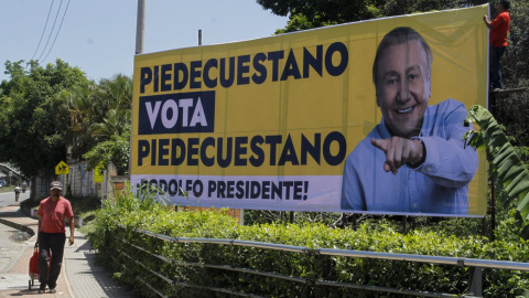 Un hombre camina junto a una vaya de campaña del candidato presidencial independiente, exalcalde de Bucaramanga Rodolfo Hernández, en Piedecuesta (Colombia). EFE/ Marco Valencia