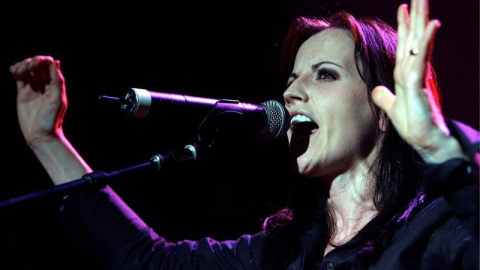 Imagen de archivo de la cantante del grupo musical The Cranberries, Dolores O'Riordan, durante una actuación de su gira en solitario en Zúrich, Suiza, el 1 de junio de 2007. La cantante irlandesa ha fallecido hoy, 15 de enero de 2018, a los 46 años de 