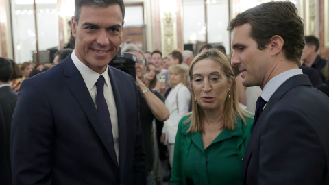 El presidente del Gobierno, Pedro Sánchez, la presidenta del Congreso, Ana Pastor, y el presidente del PP, Pablo Casado,en el Salón de los Pasos Perdidos poco antes de la presentación de los actos conmemorativos del cuarenta aniversario de la Constituc