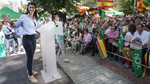 La candidata de vox a la presidencia de Andalucía, Macarena Olona, durante un acto de precampaña electoral celebrado este sábado 28 de mayo de 2022 en la plaza del Campillo en Granada.