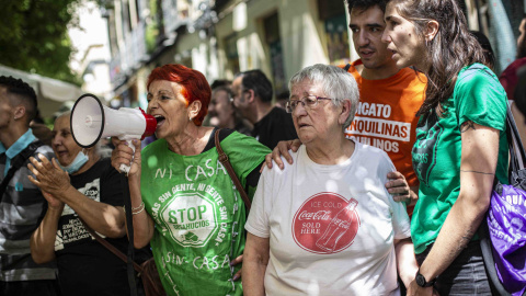 Teresa observa la llegada de la comisión judicial, acompañada de activistas y vecinos que intentan paralizar su desahucio, en la calle Argumosa de Lavapiés, Madrid, este martes.