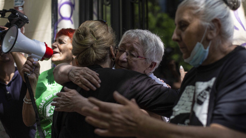 Teresa se abraza con Pepi, una de las inquilinas que fue desahuciada en 2019 tras varios intentos de desalojo en el mismo edificio de la calle Argumosa de Madrid.