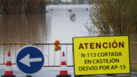 Carretera N-113 que permanece cortada hacia Castejón, Navarra, tras el desbordamiento del Rio Ebro. / EFE