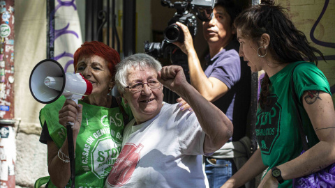 Teresa celebra la paralización de su desahucio en la calle Argumosa de Madrid.