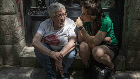 Teresa Sarmiento, de 72 años, en el portal de su edificio, en la calle Argumosa, 11 de Lavapiés, en Madrid, este martes, después de conocer que su desahucio se ha aplazado hasta el 1 de julio de 2022.