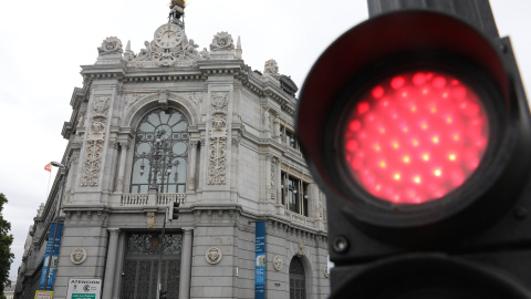 Un semáforo en rejo cerca de la sede del Banco de España, en el centro de Madrid. E.P./Isabel Infantes